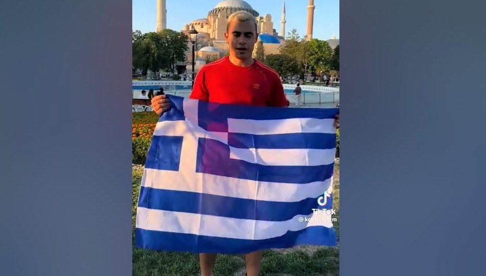 Ayasofya Camii önünde bayraklı provokasyon