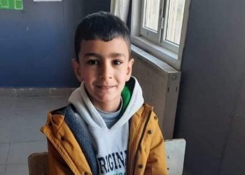 Babasının kullandığı traktörden düşüp altında kaldı