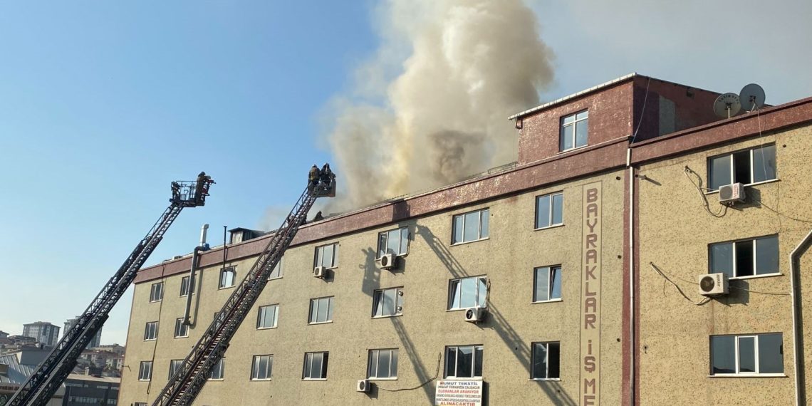 Bağcılar’da iş merkezinde yangın paniği