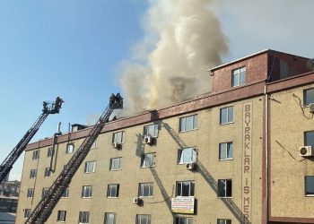 Bağcılar’da iş merkezinde yangın paniği