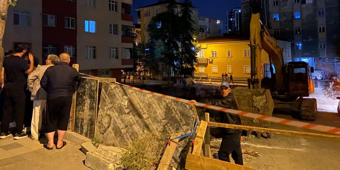 Bağcılar’da temeli kazılan inşaatta toprak kayması: 6 katlı bina boşaltıldı