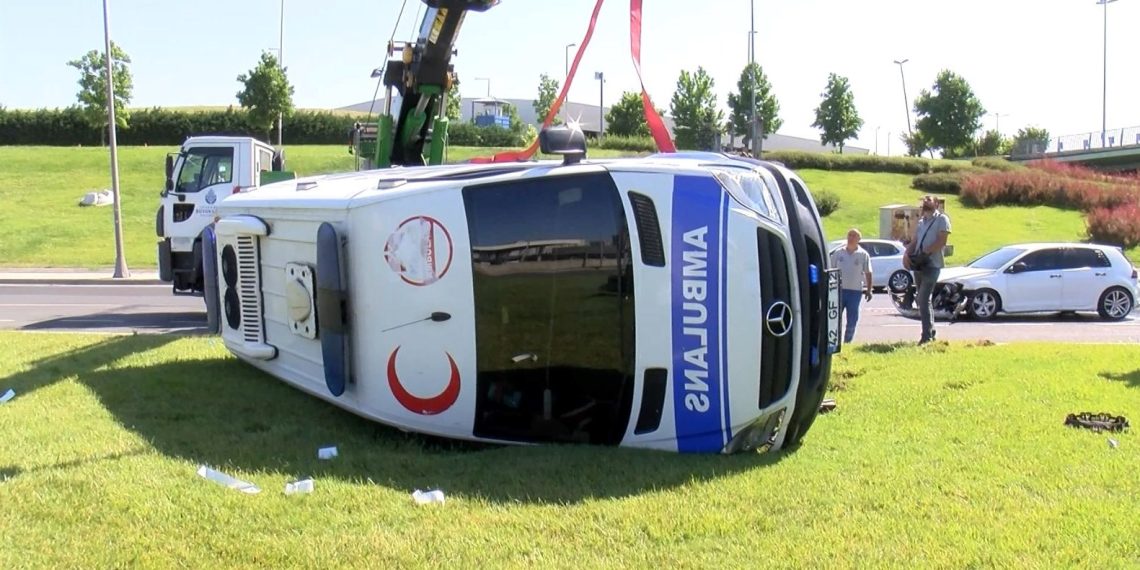 Bakırköy’de ambulans devrildi
