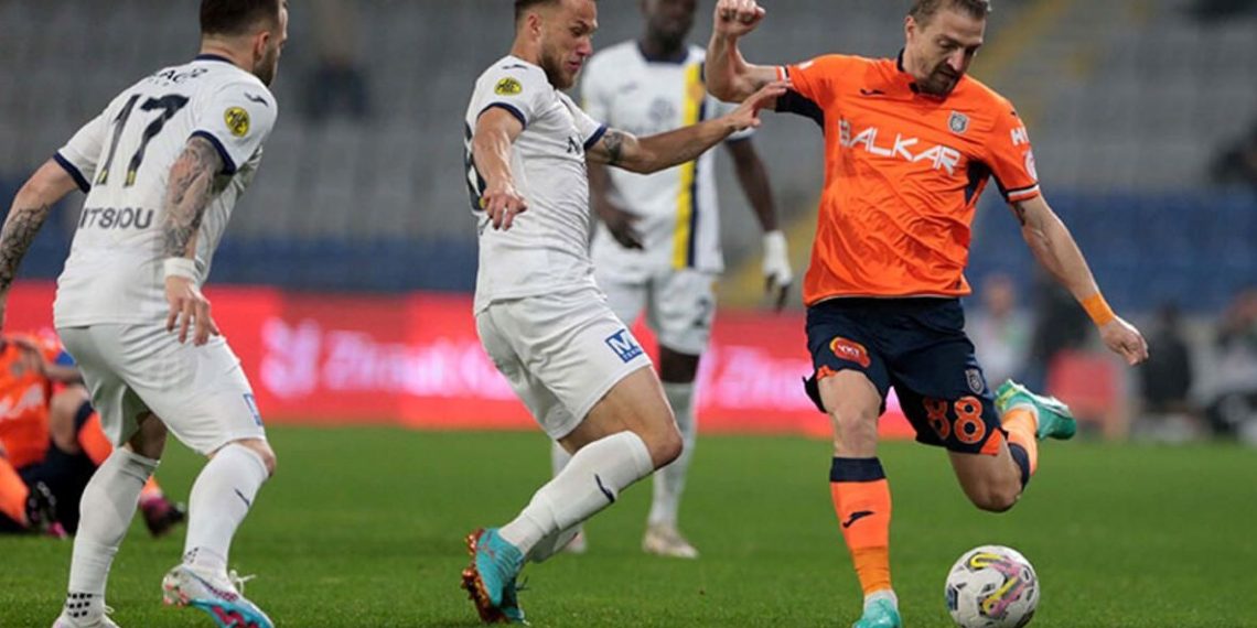 Başakşehir’de Caner Erkin ve Adnan Januza ile yollarını ayırdı