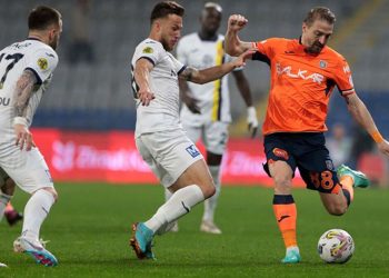 Başakşehir’de Caner Erkin ve Adnan Januza ile yollarını ayırdı