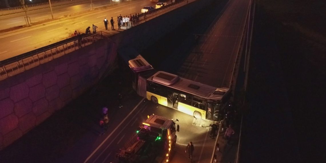 Başakşehir’de İETT otobüsü kaza yaptı
