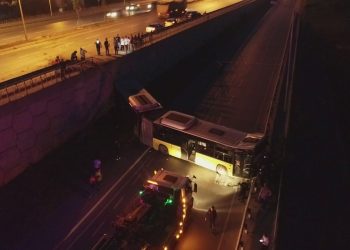 Başakşehir’de İETT otobüsü kaza yaptı