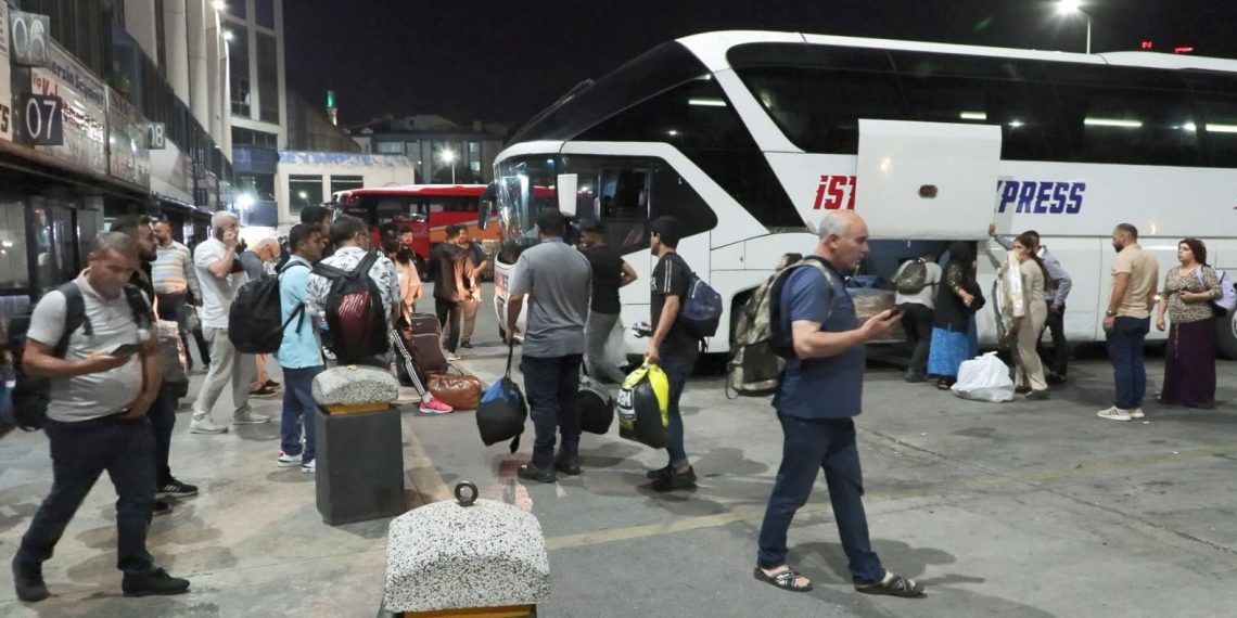 Bayram tatili öncesi otogarda akşam yoğunluğu