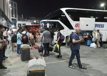 Bayram tatili öncesi otogarda akşam yoğunluğu