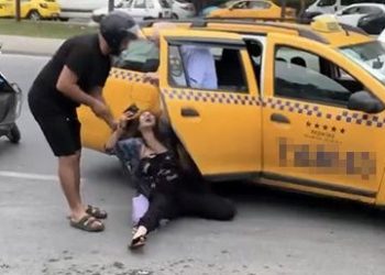 Beyoğlu’nda değişik olay: Kendini yere atarak taksiciye reaksiyon gösterdi