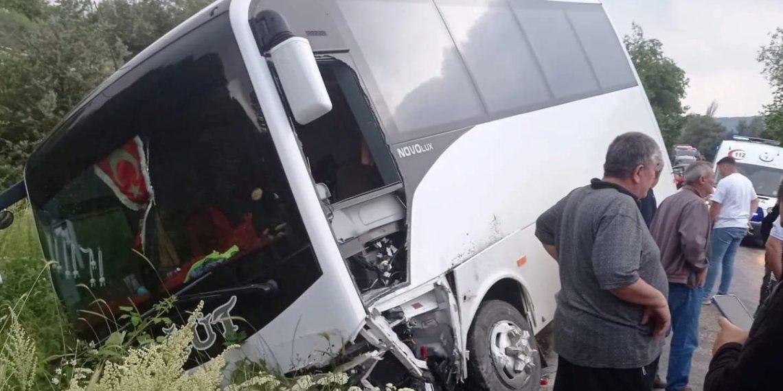 Bilecik’te midibüs ile araba çarpıştı: 11 yaralı