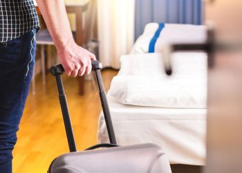 Bir gecelik fiyat ödediği 5 yıldızlı otelde iki yıl konakladı