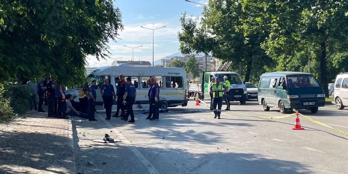 Bursa’da emekçi servisi ile araba çarpıştı: 1 meyyit, 9 yaralı