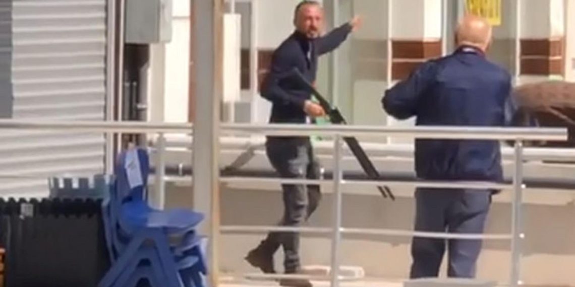 Caddede rastgele ateş açtı, polis ikna edip gözaltına aldı