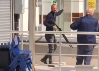 Caddede rastgele ateş açtı, polis ikna edip gözaltına aldı