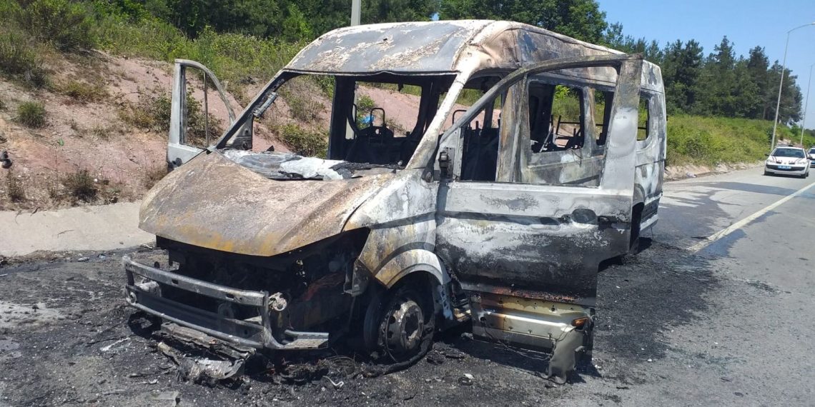Çekmeköy’de minibüs yandı