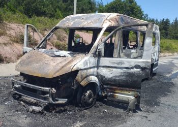 Çekmeköy’de minibüs yandı
