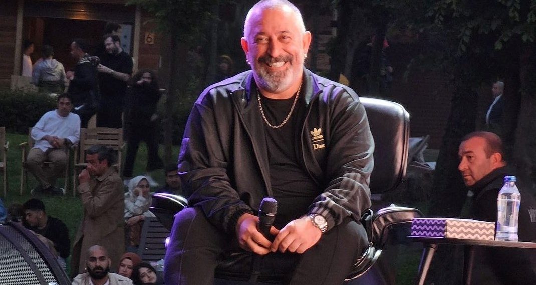 Cem Yılmaz gençlerle birlikte sinemasını izledi