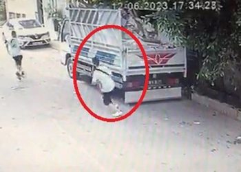 Çocukların maytap attığı kamyonet alev alev yandı