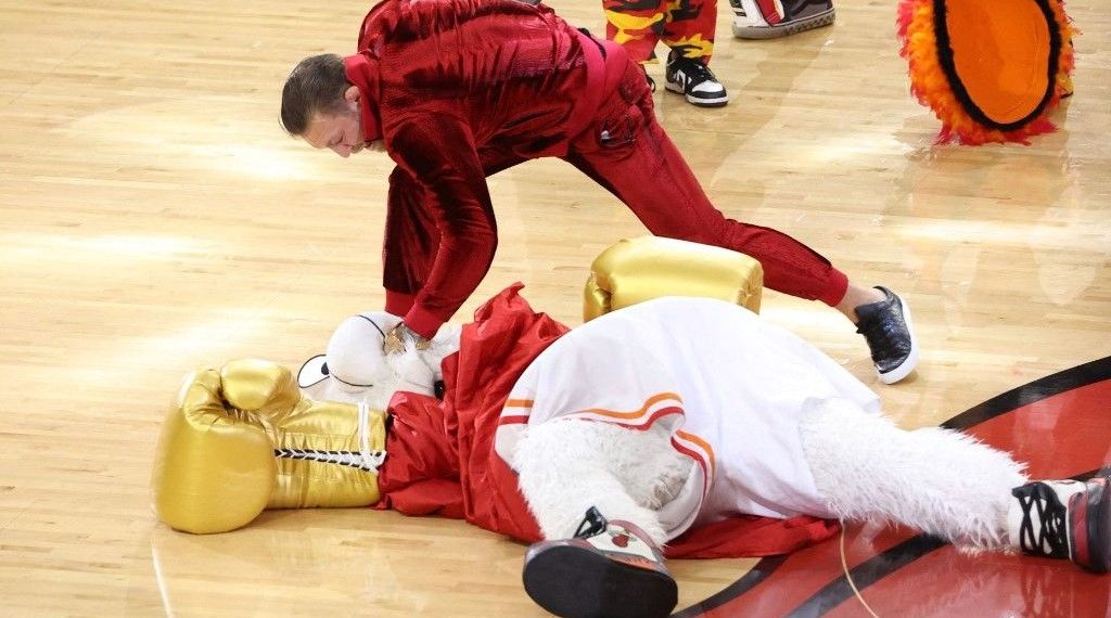Conor McGregor, NBA maskotunu yumruklayarak hastanelik etti