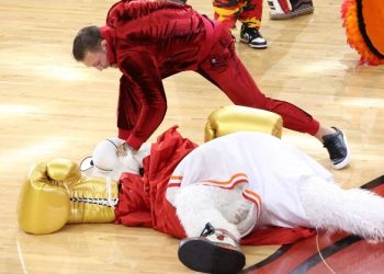 Conor McGregor, NBA maskotunu yumruklayarak hastanelik etti