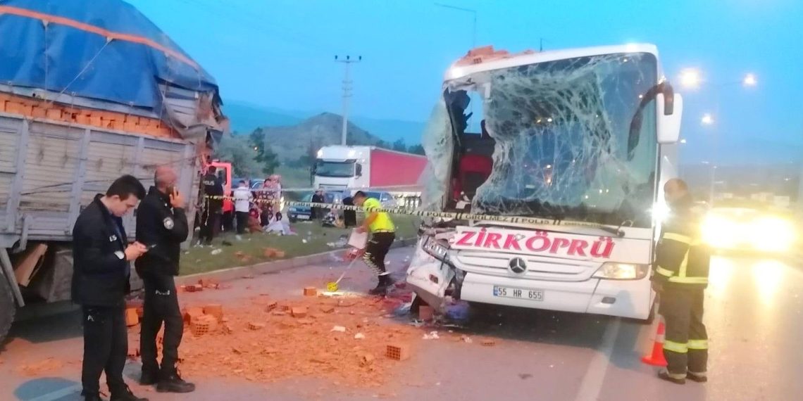 Çorum’da yolcu otobüsü kamyona çarptı | 1 çocuk ömrünü yitirdi, 9 kişi yaralandı