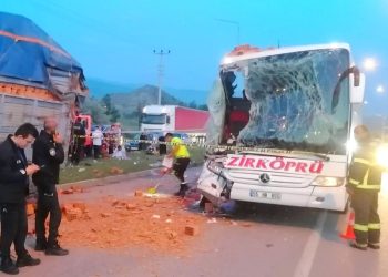 Çorum’da yolcu otobüsü kamyona çarptı | 1 çocuk ömrünü yitirdi, 9 kişi yaralandı