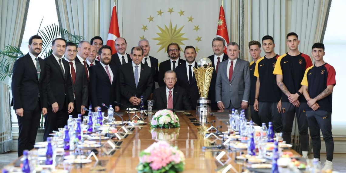 Cumhurbaşkanı Erdoğan, şampiyon Galatasaray ekibini kabul etti