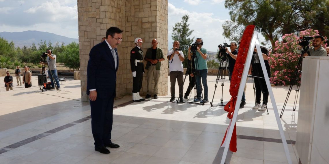 Cumhurbaşkanı Yardımcısı Yılmaz’dan Denktaş ve Küçük’ün anıt mezarlarına ziyaret