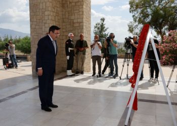 Cumhurbaşkanı Yardımcısı Yılmaz’dan Denktaş ve Küçük’ün anıt mezarlarına ziyaret