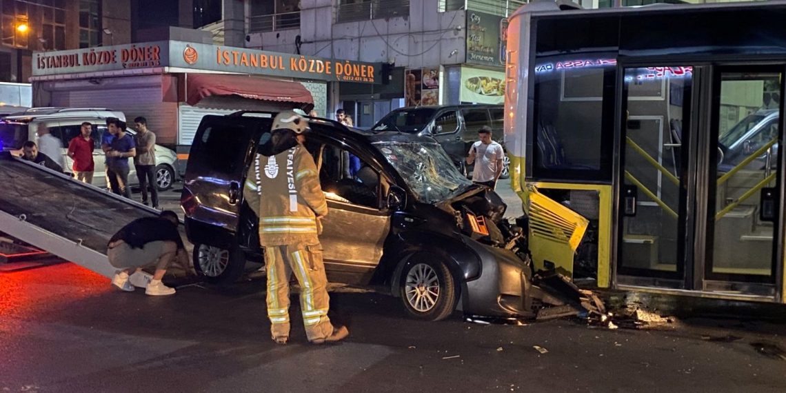 Denetimi kaybedip İETT otobüsüne çarptı: 4’ü ağır 6 yaralı