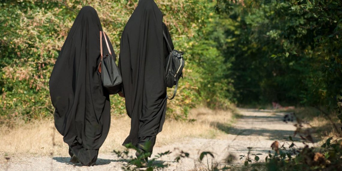 Denizli’de çarşaf giyip sokakta gezen erkek avukata gözaltı