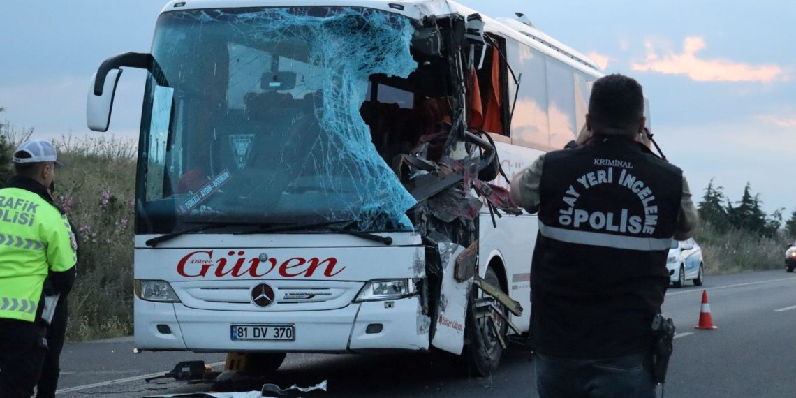 Denizli’de TIR ile yolcu otobüsü çarpıştı, 2 kişi öldü