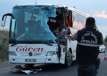 Denizli’de TIR ile yolcu otobüsü çarpıştı, 2 kişi öldü