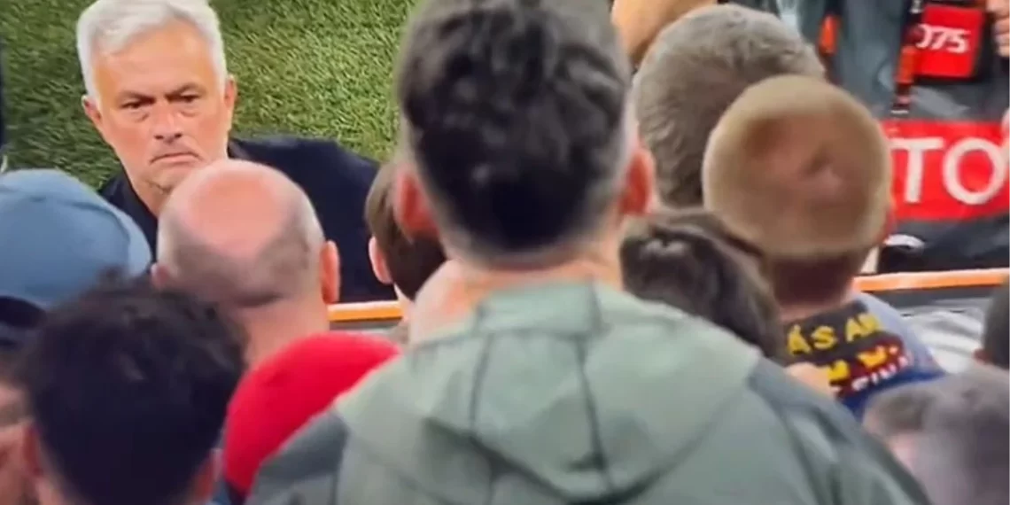 Dev finali kaybeden Mourinho ikincilik madalyasını alır almaz taraftara verdi