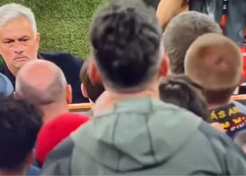 Dev finali kaybeden Mourinho ikincilik madalyasını alır almaz taraftara verdi