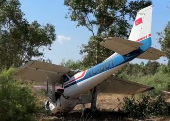 Eğitim uçağı toprağa zarurî iniş yaptı