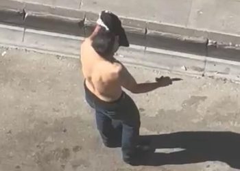 Elinde bıçakla yarı çıplak caddeye çıktı: Kendine ziyan verdi