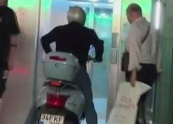 Engelli asansörüne motosikletle binen şoföre pazar cezası