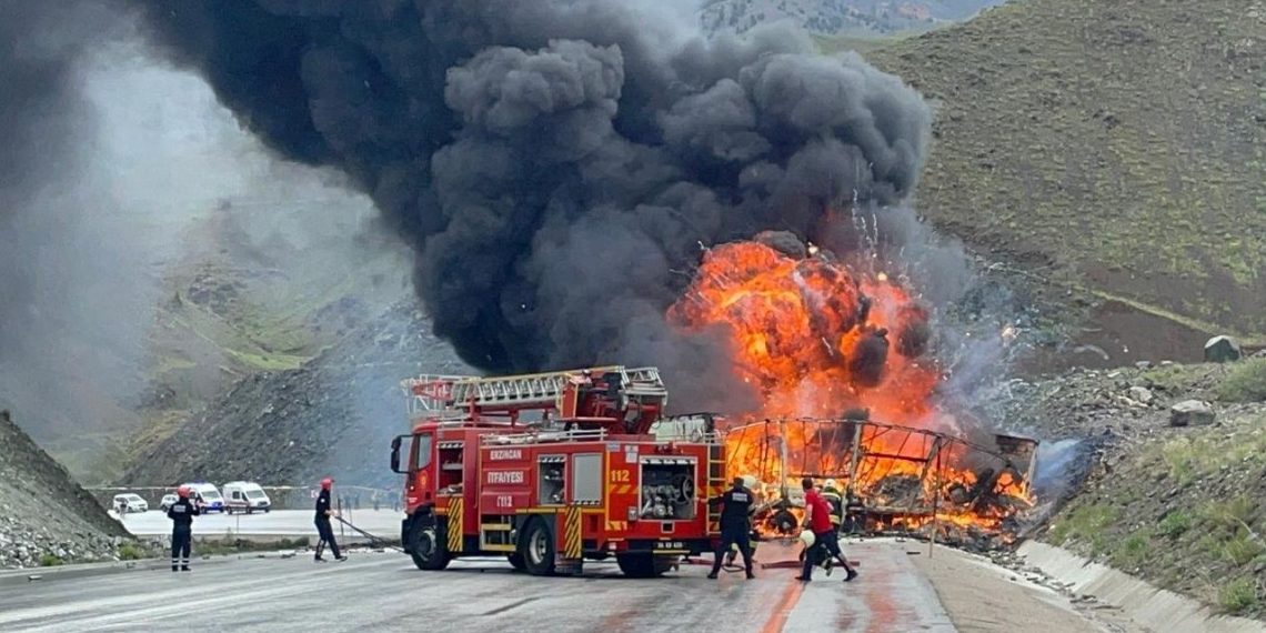 Erzincan’da iki TIR’ın çarpışması sonucu çıkan yangında şoförler öldü