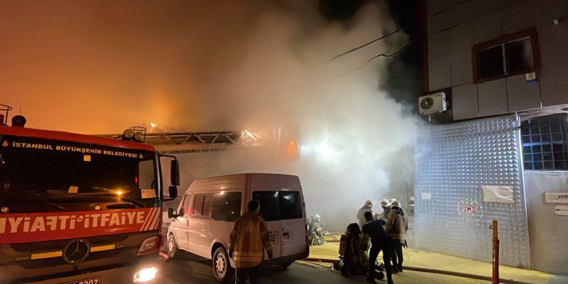 Esenyurt’ta binanın giriş katındaki depoda yangın