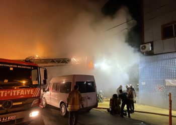 Esenyurt’ta binanın giriş katındaki depoda yangın