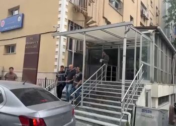 Eşini taciz ettiği teziyle komşusunu öldürdü