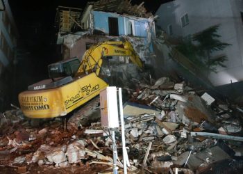 Eskişehir’de 3 katlı apartmanın büyük kısmı çöktü