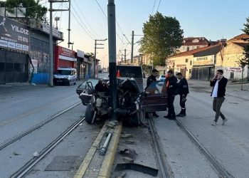 Eskişehir’de araba katener direğine çarptı: Tramvay seferleri durdu