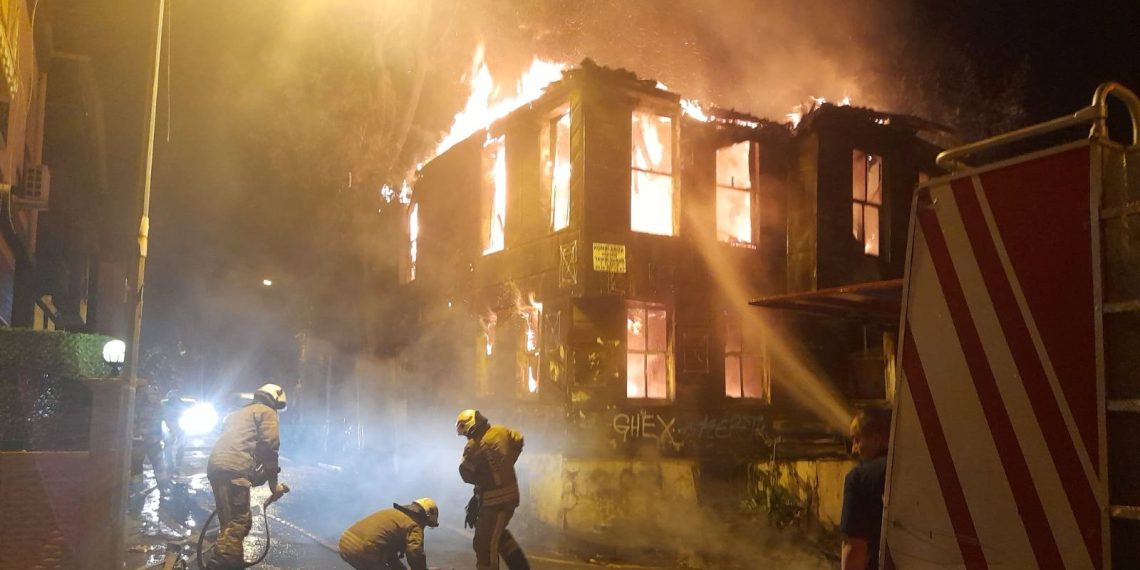 Fatih’te 2 katlı ahşap bina yandı