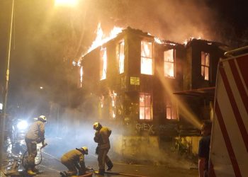 Fatih’te 2 katlı ahşap bina yandı