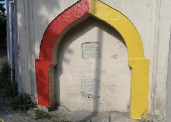 Fatih’te 200 yıllık çeşmeyi sarı kırmızı renge boyadılar