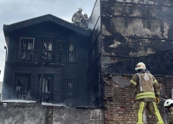Fatih’te 3 katlı binada yangın