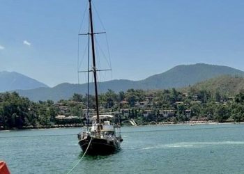Fethiye Körfezi’nde sürüklenen tekne kurtarıldı