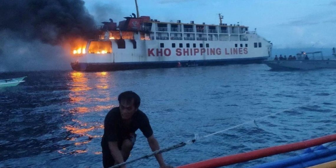 Filipinler’de feribot açık denizde alev aldı, yolcular kurtarıldı